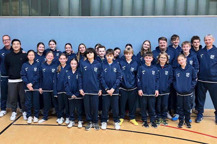 Tischtennis-Nachwuchs zu Weihnachten neu eingekleidet